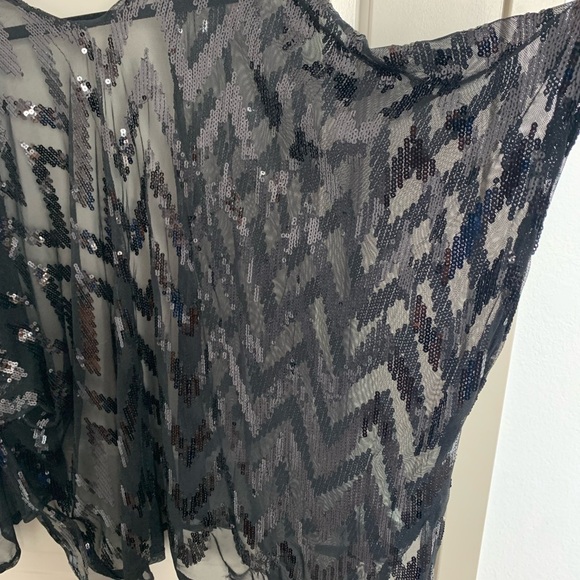 NWT/NIB BLACK on BLACK OS sequin kimono. Get your “Shimmer On” - Picture 4 of 7